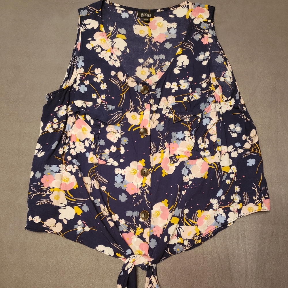 Sleeveless top with tie